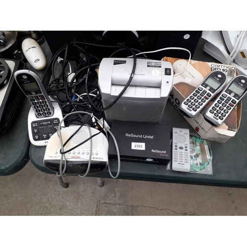 2393 - AN ASSORTMENT OF ITEMS TO INCLUDE PHONES, A RADIO AND A PAPER SHREDDER ETC