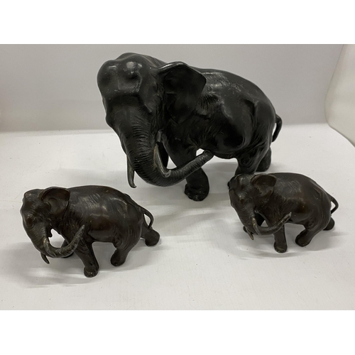 84 - A SET OF THREE VINTAGE SPELTER/LEAD ELEPHANT MODELS, HEIGHT 19CM