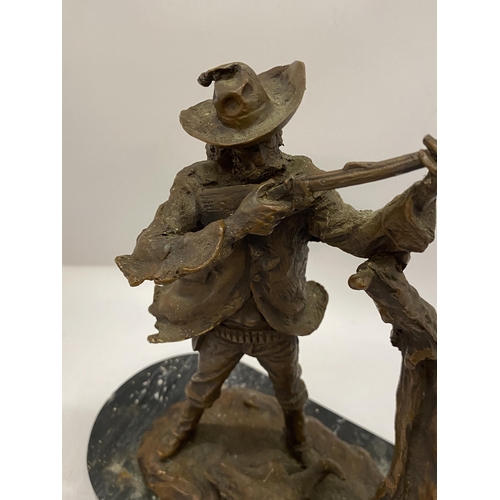 94 - A BRONZE MODEL OF A HUNTING STATUE, SIGNED G.M RUSSEL, HEIGHT 31CM