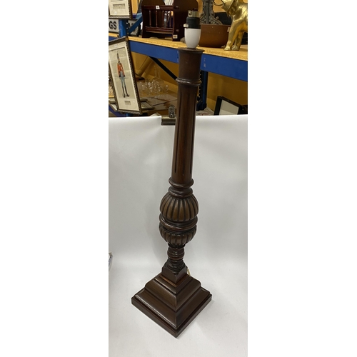 103 - A LARGE MAHOGANY TABLE LAMP WITH FLUTED DESIGN, HEIGHT 77CM