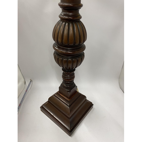 103 - A LARGE MAHOGANY TABLE LAMP WITH FLUTED DESIGN, HEIGHT 77CM
