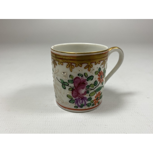 312 - A MINIATURE 19TH CENTURY CHINESE EXPORT PORCELAIN TANKARD, HEIGHT 4CM