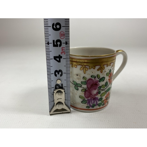 312 - A MINIATURE 19TH CENTURY CHINESE EXPORT PORCELAIN TANKARD, HEIGHT 4CM