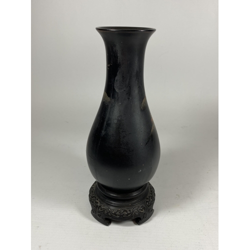 362 - A MID 20TH CENTURY CHINESE FUZHOU BLACK LACQUERED GILT DESIGN VASE ON STAND, HEIGHT 21CM