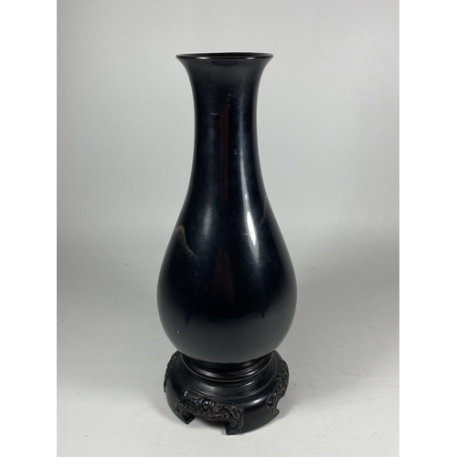 363 - A MID 20TH CENTURY CHINESE FUZHOU BLACK LACQUERED GILT DESIGN VASE ON STAND, HEIGHT 29CM