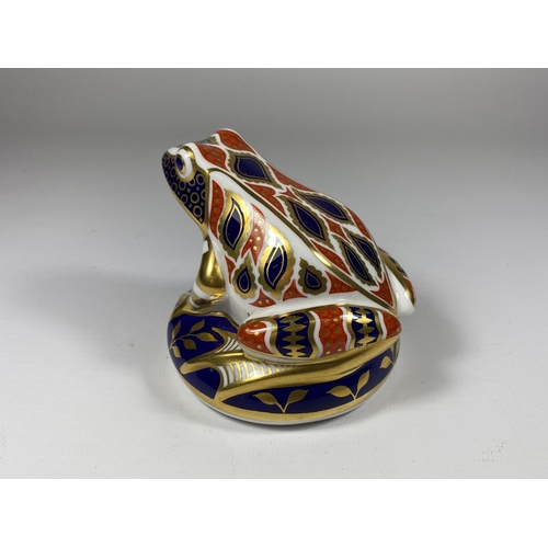 831 - A ROYAL CROWN DERBY IMARI FROG PAPERWEIGHT, NO STOPPER