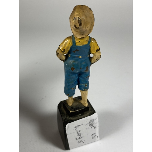 838 - A COLD CAST MODEL OF A BOY ON MARBLE BASE, HEIGHT 12.5CM