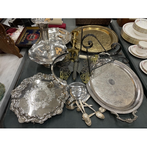 923 - A QUANTITY OF SILVER PLATE AND BRASS ITEMS TO INCLUDE TRAYS, AN EPERGNE, CANDLESTICK A/F, BRACKETS, ... 