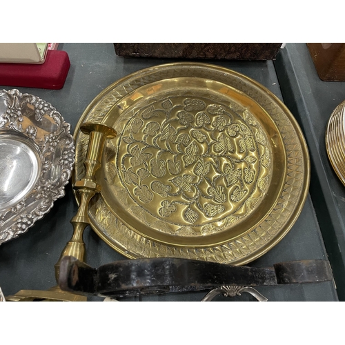 923 - A QUANTITY OF SILVER PLATE AND BRASS ITEMS TO INCLUDE TRAYS, AN EPERGNE, CANDLESTICK A/F, BRACKETS, ... 