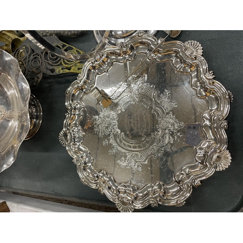 923 - A QUANTITY OF SILVER PLATE AND BRASS ITEMS TO INCLUDE TRAYS, AN EPERGNE, CANDLESTICK A/F, BRACKETS, ... 