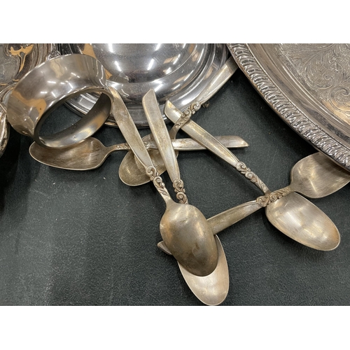 923 - A QUANTITY OF SILVER PLATE AND BRASS ITEMS TO INCLUDE TRAYS, AN EPERGNE, CANDLESTICK A/F, BRACKETS, ... 