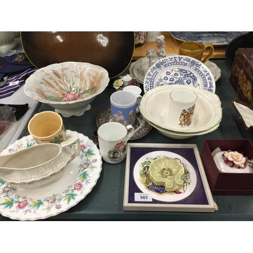 985 - A LARGE QUANTITY OF CERAMIC ITEMS TO INCLUDE PLATES, BOWLS, COMMEMORATIVE ITEMS, A FRAMED PLAQUE, FL... 