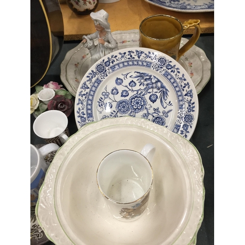 985 - A LARGE QUANTITY OF CERAMIC ITEMS TO INCLUDE PLATES, BOWLS, COMMEMORATIVE ITEMS, A FRAMED PLAQUE, FL... 