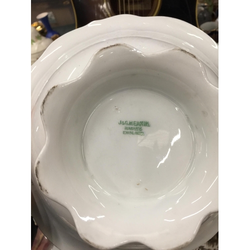 985 - A LARGE QUANTITY OF CERAMIC ITEMS TO INCLUDE PLATES, BOWLS, COMMEMORATIVE ITEMS, A FRAMED PLAQUE, FL... 