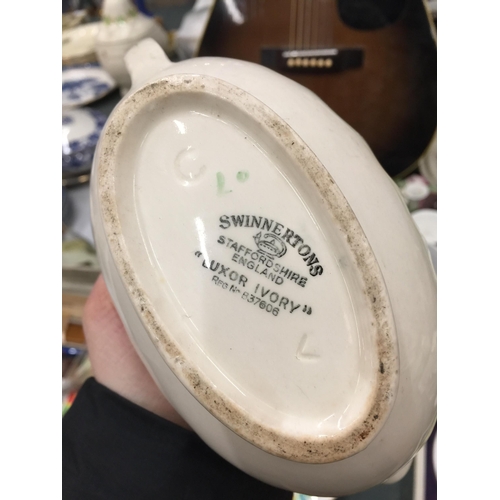 985 - A LARGE QUANTITY OF CERAMIC ITEMS TO INCLUDE PLATES, BOWLS, COMMEMORATIVE ITEMS, A FRAMED PLAQUE, FL... 