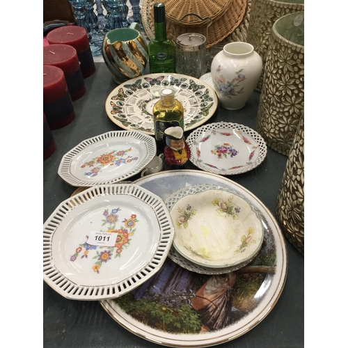 1011 - A MIXED LOT TO INCLUDE DECORATIVE PLATES, A SILVER PLATED AND GLASS PRESERVE POT, A SADLER JUG, ETC