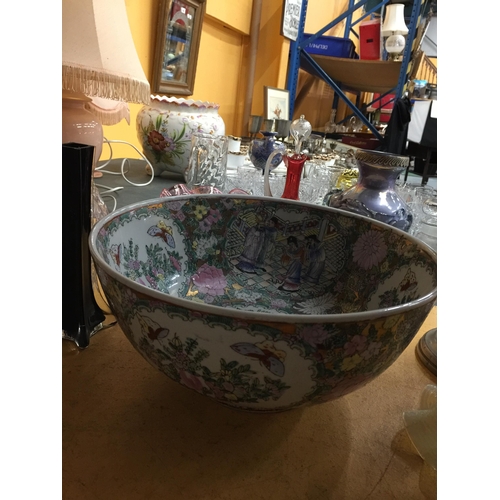 1032 - A ARGE ORIENTAL BOWL WITH FLORAL AND BUTTERFLY PATTERN PLUS TWO PLANTERS