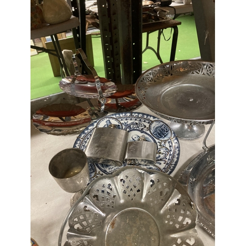 1168 - A QUANTITY OF SILVER PLATED ITEMS TO INCLUDE CAKE STANDS, A GOBLET, HIP FLASKS, ETC