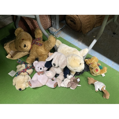 1227 - A QUANTITY OF CUDDLY TOYS TO INCLUDE TEDDIES, A SEAL, DOG, ETC