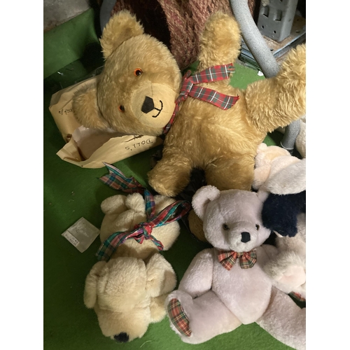 1227 - A QUANTITY OF CUDDLY TOYS TO INCLUDE TEDDIES, A SEAL, DOG, ETC