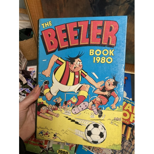 1230 - A GROUP OF VINTAGE FOOTBALL AND FURTHER ANNUALS