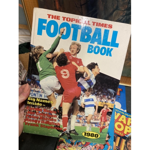 1230 - A GROUP OF VINTAGE FOOTBALL AND FURTHER ANNUALS