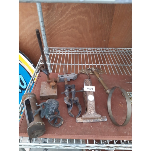 1570 - AN ASSORTMENT OF VINTAGE ITEMS TO INCLUDE A DOOR KNOCKER AND ENGINEERS STAND ETC