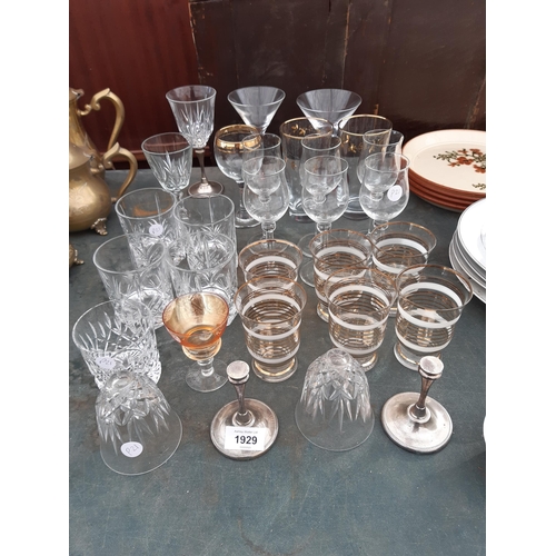 1929 - A LARGE ASSORTMENT OF GLASS WARE TO INCLUDE WINE GLASSES AND TUMBLERS ETC