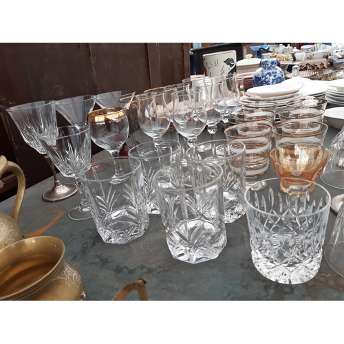 1929 - A LARGE ASSORTMENT OF GLASS WARE TO INCLUDE WINE GLASSES AND TUMBLERS ETC