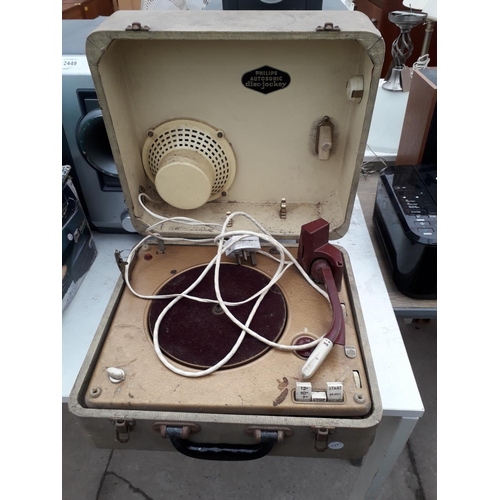 2447 - A VINTAGE PORTABLE RECORD PLAYER