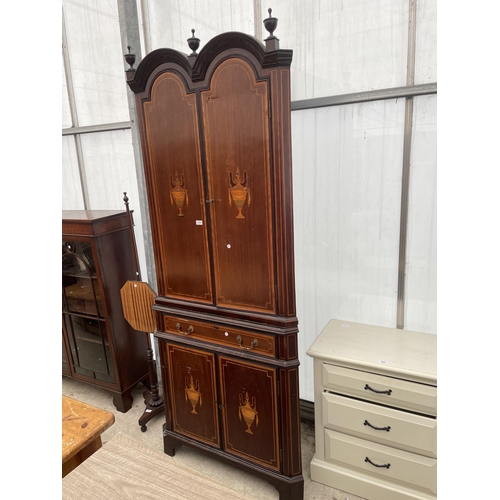 2550 - AN EDWARDIAN MAHOGANY AND VASE INLAID CORNER CUPBOARD WITH ARCHED TOP DOORS, SINGLE DRAWER AND CUPBO... 