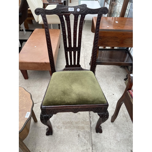 2560 - A HEAVILY CARVED OAK GEORGE III DINING CHAIR ON CABRIOLE LEGS