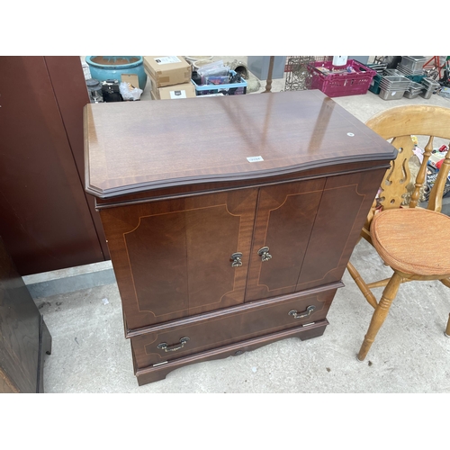 2864 - A MAHOGANY AND CROSSBANDED TV CABINET, 31