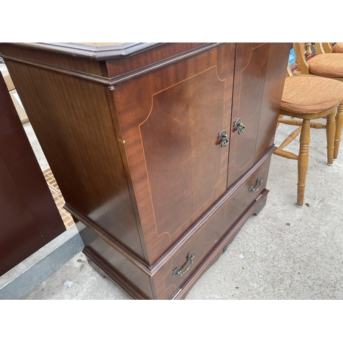 2864 - A MAHOGANY AND CROSSBANDED TV CABINET, 31