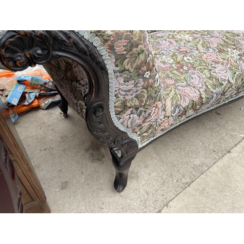 2866 - A VICTORIAN EBONISED CHAISE LONGUE WITH FOLIATE CARVING TO THE TOP RAIL, ON CABRIOLE LEGS