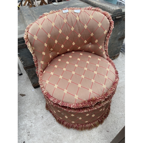 2875 - A MODERN UPHOLSTERED BEDROOM CHAIR