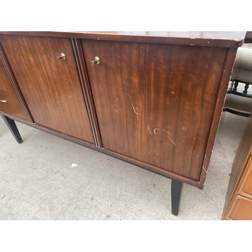 2884 - A RETRO TEAK SIDEBOARD ENCLOSING TWO CUPBOARDS AND THREE DRAWERS, WITH BRASS KNOBS AND DECORATIVE ST... 