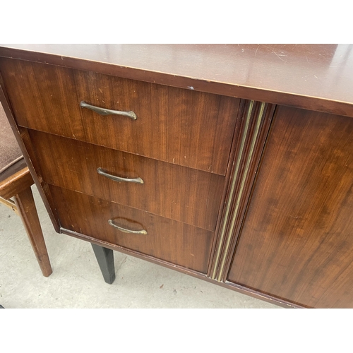 2884 - A RETRO TEAK SIDEBOARD ENCLOSING TWO CUPBOARDS AND THREE DRAWERS, WITH BRASS KNOBS AND DECORATIVE ST... 