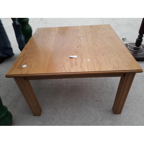 2953 - A MODERN OAK LAMP TABLE, 24