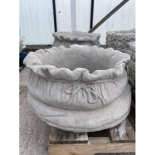 122 - A APIR OF CONCRETE PLANTERS IN THE DESIGN OF A SACK NO VAT