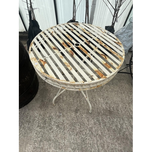 89 - A ROUND DECORATIVE METAL BISTRO TABLE NO VAT