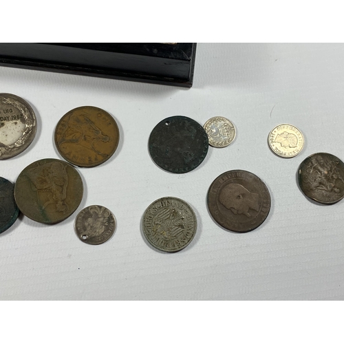 330 - A MIXED LOT OF COINS AND FURTHER ITEMS TO INCLUDE A PRINCE OF WALES & PRINCESS ALEXANDRA MEDAL, HALF... 