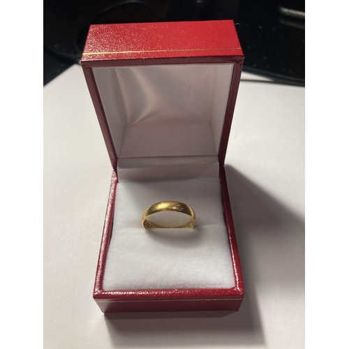 527 - A 22 CARAT GOLD WEDDING BAND SIZE M GROSS WEIGHT 2.85 GRAMS IN A PRESENTATION BOX