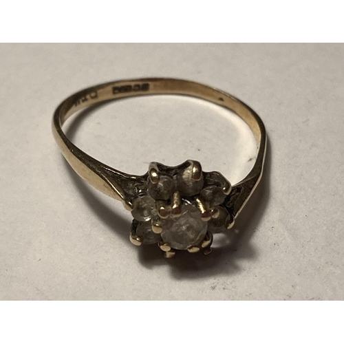 537 - A 9 CARAT GOLD RING WITH CLEAR STONES IN A FLOWER DESIGN SIZE M/N GROSS WEIGHT 1.24 GRAMS