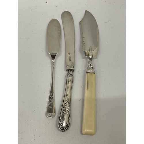 11 - THREE HALLMARKED SILVER ITEMS - LONDON HALLMARKED FISH KNIFE, SILVER HANDLED BUTTER KNIFE AND SILVER... 