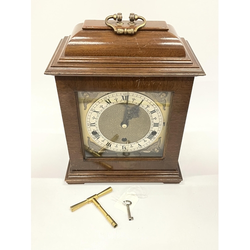 14 - A MAHOGANY ELLIOTT 8-DAY WESTMINSTER CHIMING BRACKET / MANTLE CLOCK WITH KEY