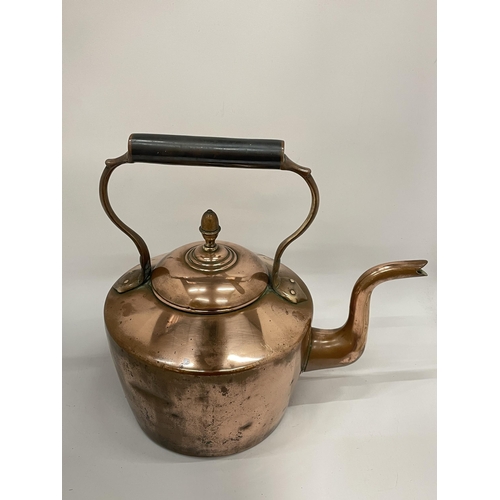 18 - AN EARLY TO MID 20TH CENTURY COPPER KETTLE