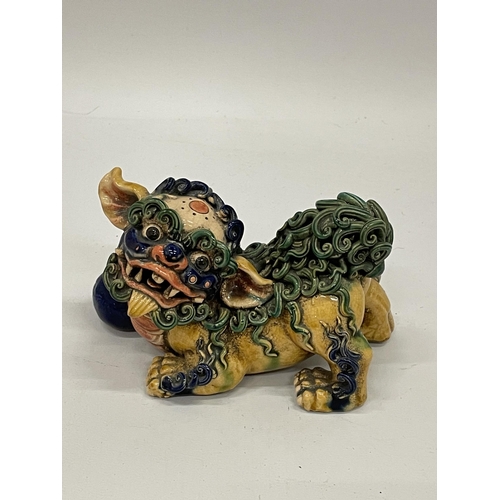 20 - AN ORIENTAL FAMILLE JAUNE FOO DOG POTTERY MODEL, LENGTH 14CM