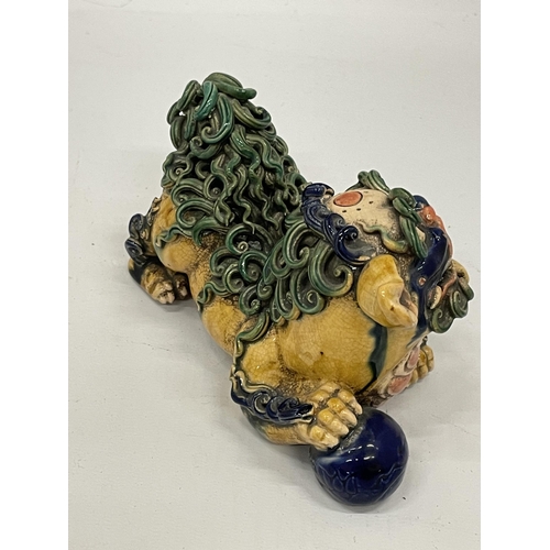 20 - AN ORIENTAL FAMILLE JAUNE FOO DOG POTTERY MODEL, LENGTH 14CM