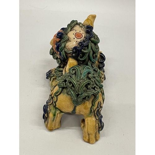 20 - AN ORIENTAL FAMILLE JAUNE FOO DOG POTTERY MODEL, LENGTH 14CM